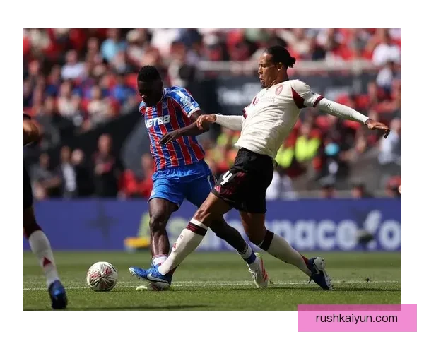 范戴克：空中对抗之王，助力球队防线稳固状态回暖